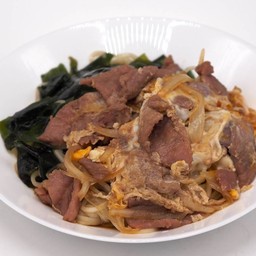 ราเมงเนื้อนุ่มราดไข่