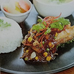 ข้าวปลากะพงซอสมะขาม