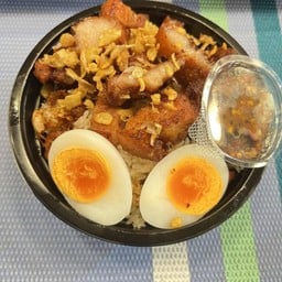 ข้าวราดคอหมูทอดกระเทียม+ไข่เป็ดต้ม+แจ่วมะขาม