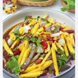 ยำมะม่วงข้าวโพดกุ้งสด