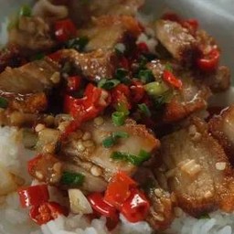 ข้าวหมูกรอบคั่วพริกเกลือ