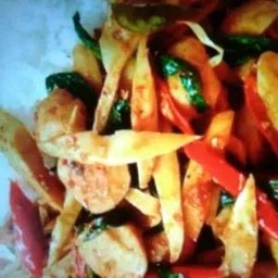 ข้าวพริกแกงลูกชิ้นหน่อไม้ดอง