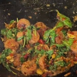 กระเพราแหนมราดข้าว