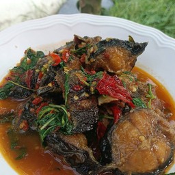 กระเพราปลาดุก ทอด กับข้าว