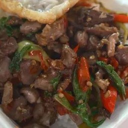 ข้าวกะเพราเครื่องในไก่