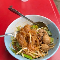 ก๋วยเตี๋ยวเนื้อ ราดซอสก๋วยเตี๋ยวแห้ง