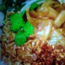 เส้นใหญ่แห้งลูกชิ้นหมู