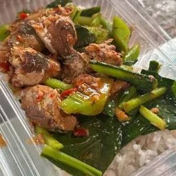 ข้าวผัดคะน้าปลากระป๋อง