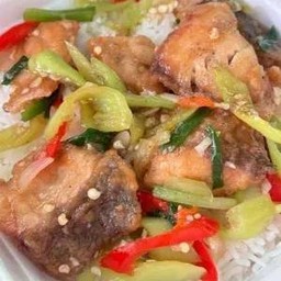 ข้าวผัดพริกอ่อนปลากะพง