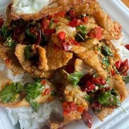 ข้าวกะเพราหมูชิ้น