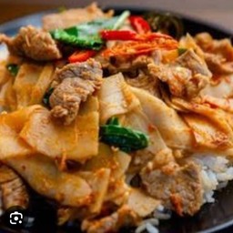 สามชั้นผัดพริกแกงหน่อไม้เปรี้ยว ราดข้าว