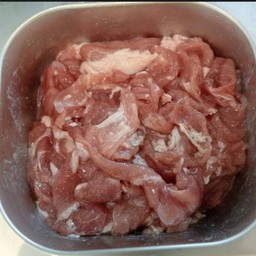 หมูหมักนมสด 腌猪肉