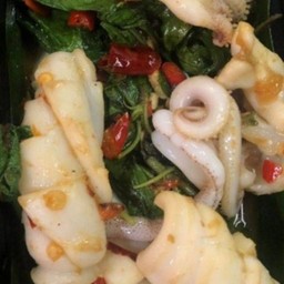 กะเพราปลาหมึกขุนช้าง