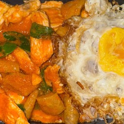 ข้าวผัดพริกแกง (เลือกเนื้อสัตว์)