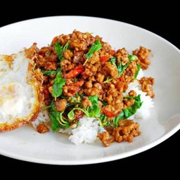 ข้าวผัดกระเพราหมูสับไข่ดาว