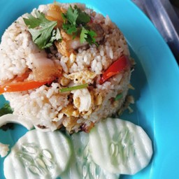 ข้าวผัดหมูกรอบ
