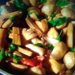 ข้าวกะเพราลูกชิ้นหมูหน่อไม้