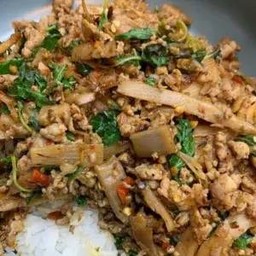 ข้าวกะเพราหมูสับหน่อไม้ดอง