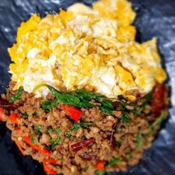 กะเพราเนื้อสับไข่ปี้