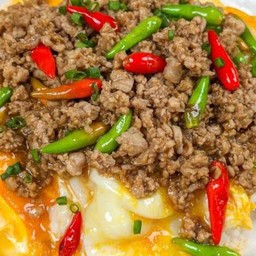 ข้าวหน้าไข่ข้นหมูสับผัดพริกขี้หนูสวนโรยต้นหอม