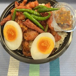 ข้าวราดแหนมคอหมู+ไข่เป็ดต้ม+แจ่วปลาร้า+ผัก