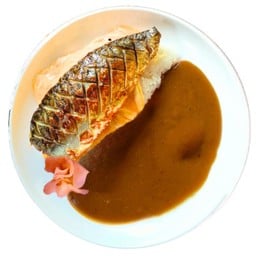 ข้าวหน้าแกงกะหรี่ปลาซาบะย่าง