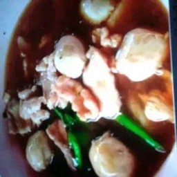 ราดหน้าเส้นใหญ่ลูกชิ้นหมูปนหมูหมัก