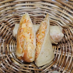 ปอเปี๊ยะปูอัดไข่กุ้งซอสศรีราชา