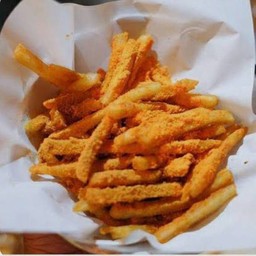 Frcnch fries topped with cheese.เฟรนฟรายทอดราดซอสดิป