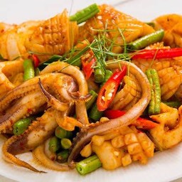 ผัดผริกแกงทะเลเป็นกับข้าว Stir Fried seafood with Red curry on rice