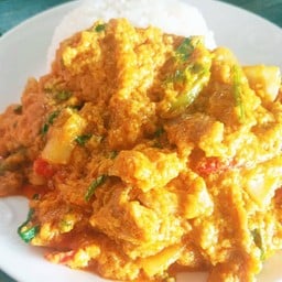 กุ้งผัดผงกะหรี่ราดข้าว