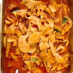 แกงเผ็ดหน่อไม้ดองไก่