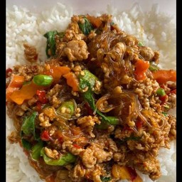 กระเพราวุ้นเส้นหมูสับ ราดข้าว