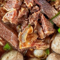 เนื้อตุ๋น เอ็น นัวส์ ๆ  ผักกาดหอม คึ่นฉ่าย เข้ากันเป็นที่สุด