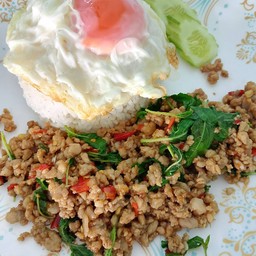 ข้าวกะเพราหมูสับไข่ดาว