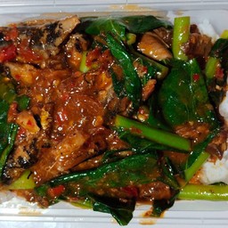 ผัดคะน้าปลากระป๋อง ราดข้าว