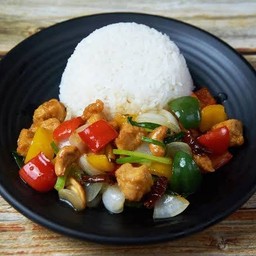ไก่ผัดเม็ดมะม่วงราดข้าว Stir Fried Chicken With Cashew Nuts With Rice