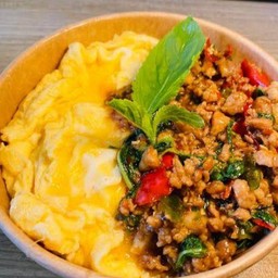 ข้าวไข่ข้นกระเพราไก่สับ