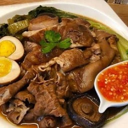 ขาหมูใส้ไข่ครบเครื่อง(กับข้าว)
