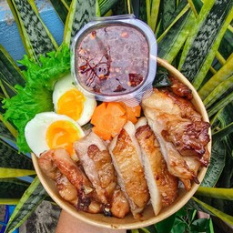 ข้าวไก่ย่างน้ำจิ้มแจ่ว