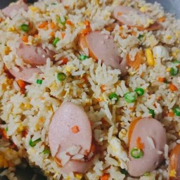 ข้าวผัดไส้กรอก