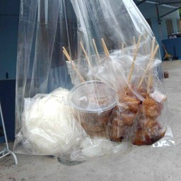 ข้าวเหนียวหมูปิ้ง&น่องไก่ทอดน้ำปลาตลาดนัดไดโนเสาร์