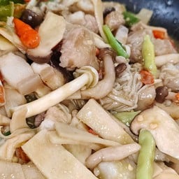 ขลุกขลิกเห็ดรวม + หน่อไม้ + หมูสามชั้น