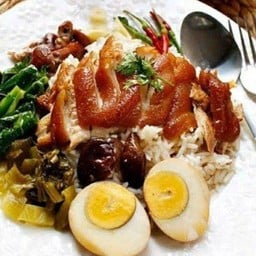 ข้าวขาหมูใส่ไข่