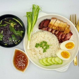 ข้าวหมูแดงอบน้ำผึ้ง + หมูกรอบ