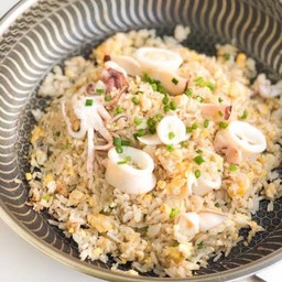ข้าวผัดปลาหมึก