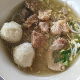 หมี่ขาวหมูตุ๋นลูกชิ้น