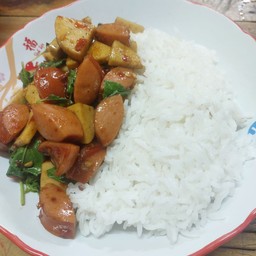 กระเพราหมูยอ+ใส้กรอก ราดข้าว