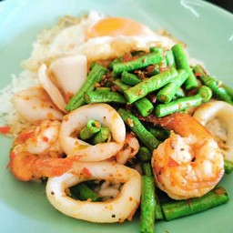 ผัดพริกแกงทะเลราดข้าว Stir Fried Seafood with Chili Paste on Rice