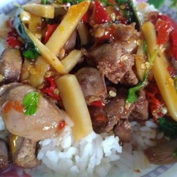 ข้าวกะเพราเครื่องในไก่หน่อไม้